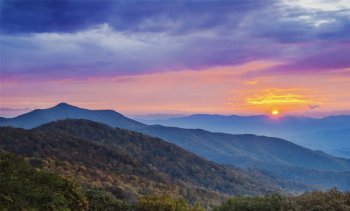 早晨薄雾朦胧高清桌面壁纸