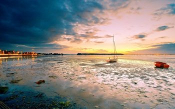 海滩帆船美景桌面主题