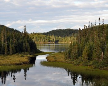 湖畔两边风景图片桌面壁纸下载