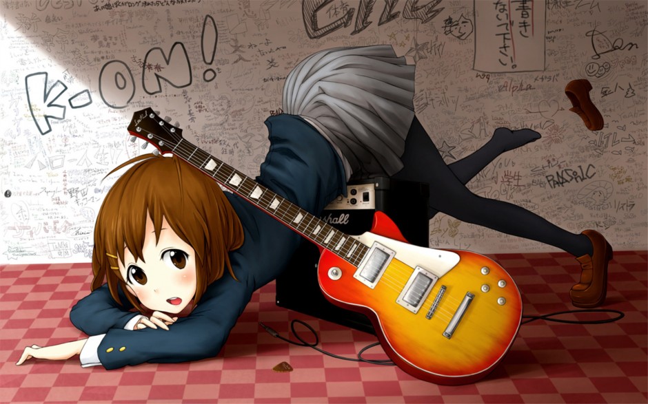 听音乐弹吉他的动漫女生图片