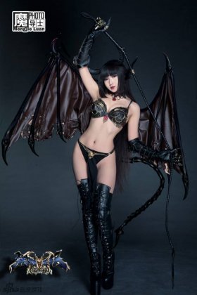 妖艳的恶魔Cosplay美女图片