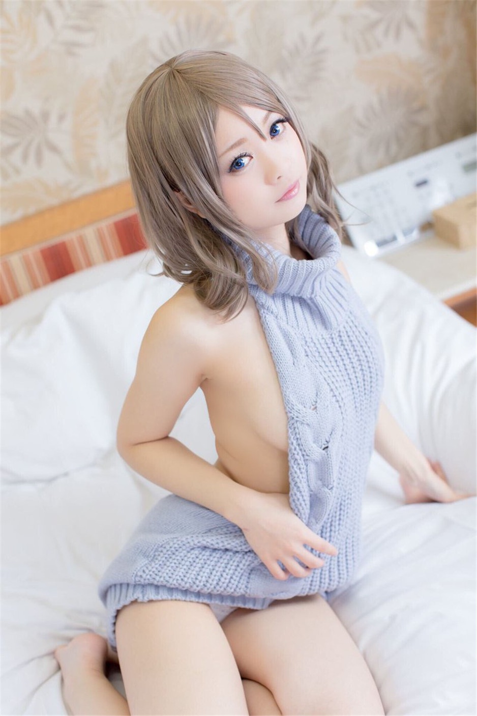 日本美少女Coser性感露背毛衣图