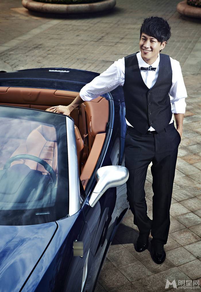 何润东李依晓演绎浪漫情侣写真大片