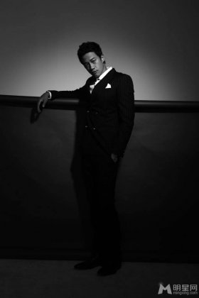 何润东展现阳刚本色魅力黑白写真