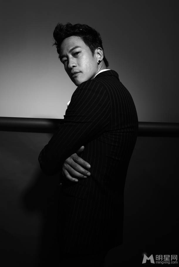何润东展现阳刚本色魅力黑白写真
