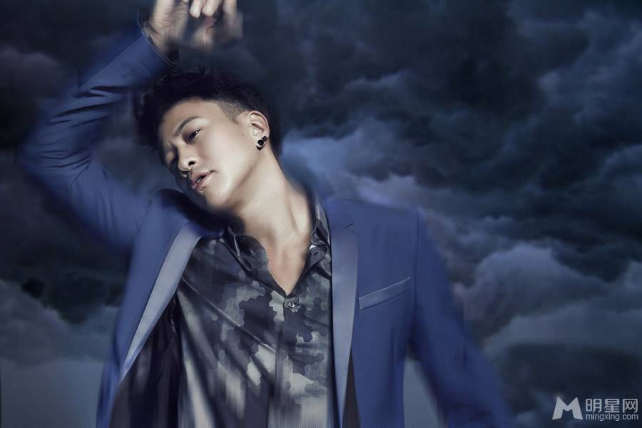 台湾男明星何润东彰显优雅男士风范