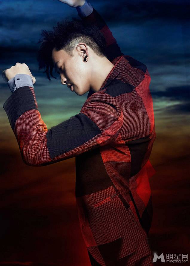 台湾男明星何润东彰显优雅男士风范