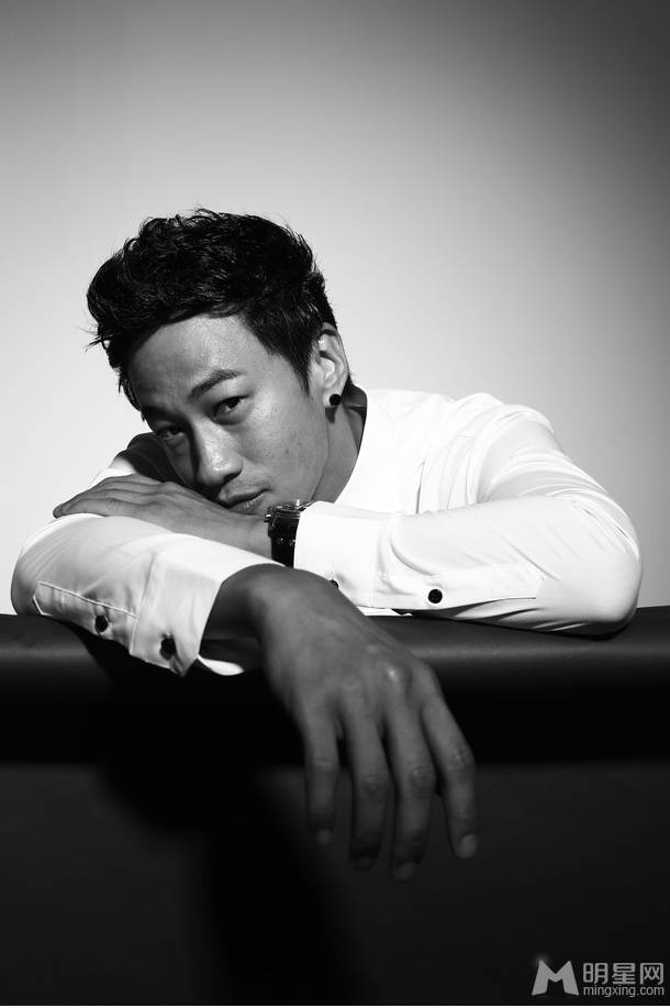 何润东展现阳刚本色魅力黑白写真