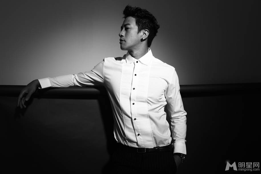 何润东展现阳刚本色魅力黑白写真