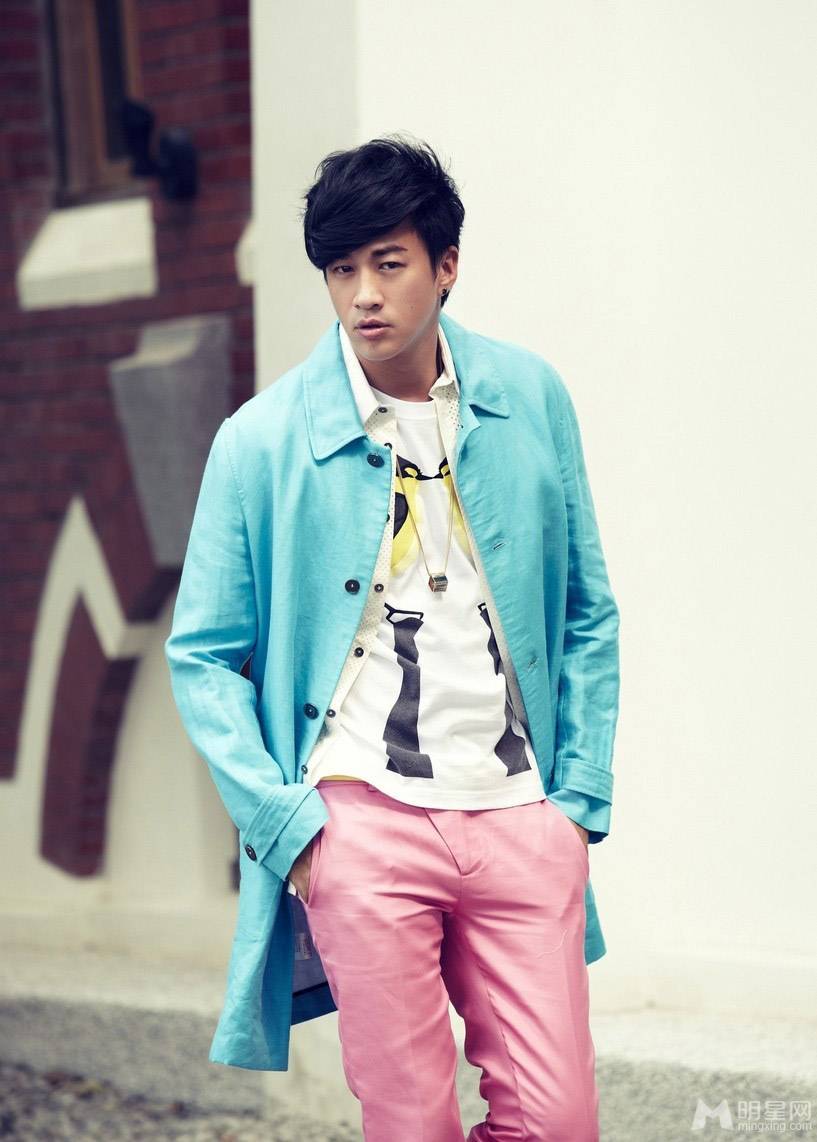 台湾男演员何润东帅气时尚街拍照