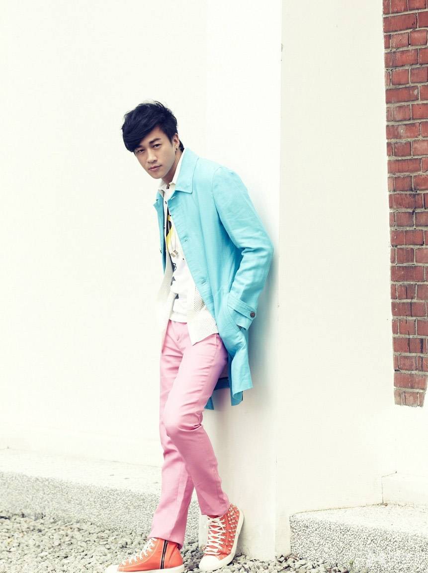 台湾男演员何润东帅气时尚街拍照