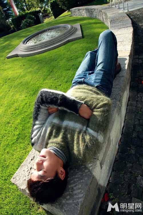 台湾男演员何润东帅气时尚街拍照