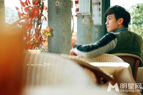 台湾男演员何润东帅气时尚街拍照