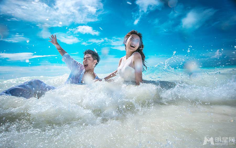 袁成杰携妻陈芊芊时尚甜蜜婚纱照