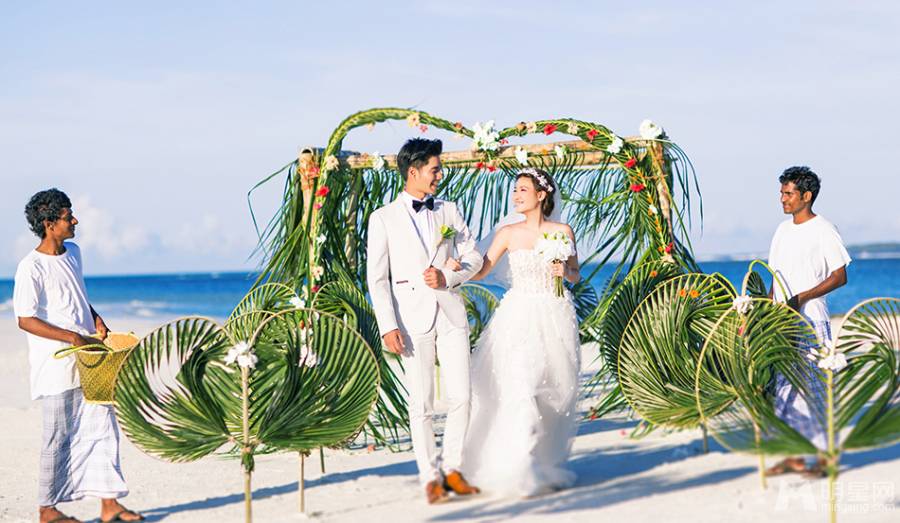 袁成杰携妻陈芊芊时尚甜蜜婚纱照