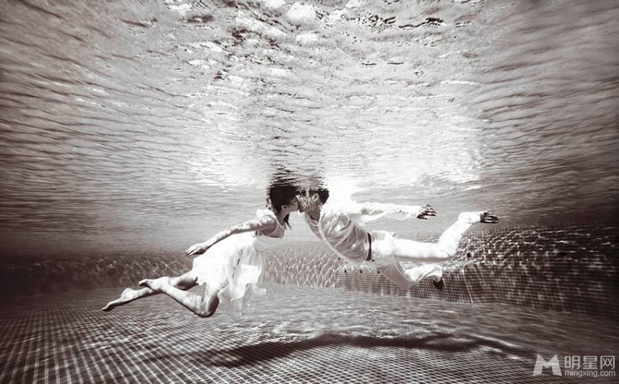 袁成杰携妻陈芊芊时尚甜蜜婚纱照