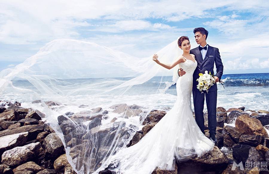 袁成杰携妻陈芊芊时尚甜蜜婚纱照