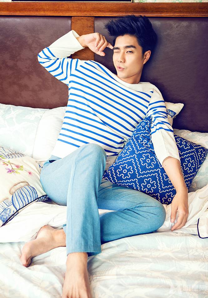 袁成杰展现阳光暖男形象居家写真