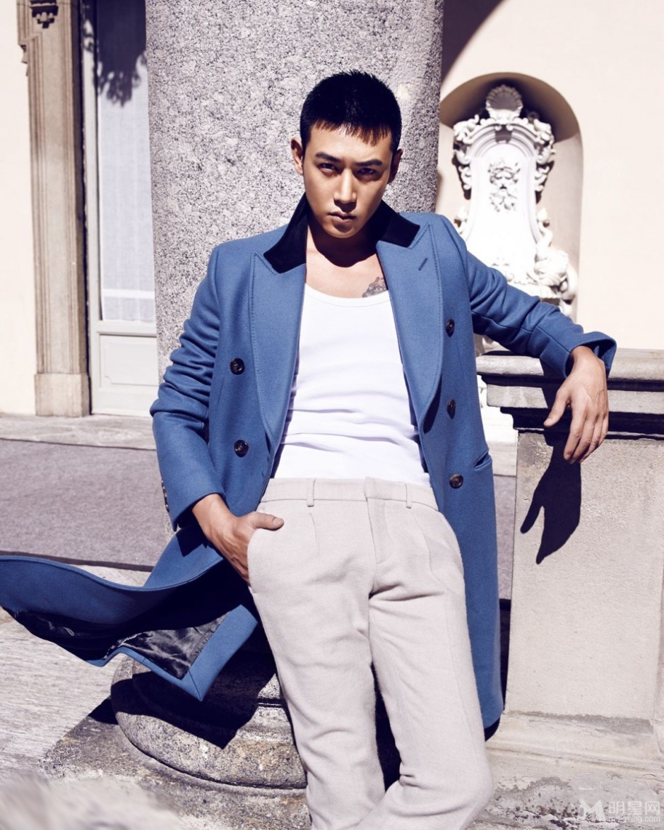 陆毅尽展冷峻气场十足街拍照