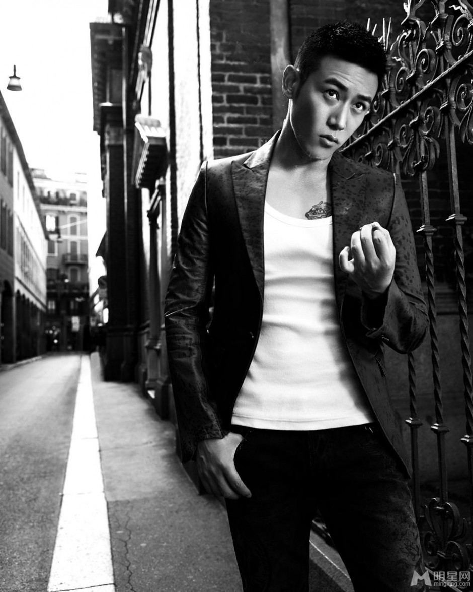 内地男明星陆毅帅气时尚装扮街拍照