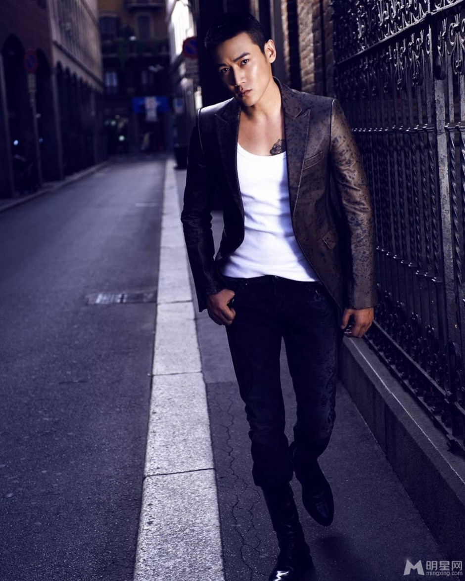 内地男明星陆毅帅气时尚装扮街拍照