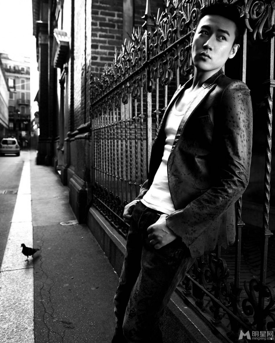 内地男明星陆毅帅气时尚装扮街拍照