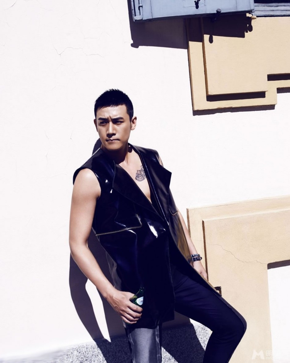 陆毅尽展冷峻气场十足街拍照