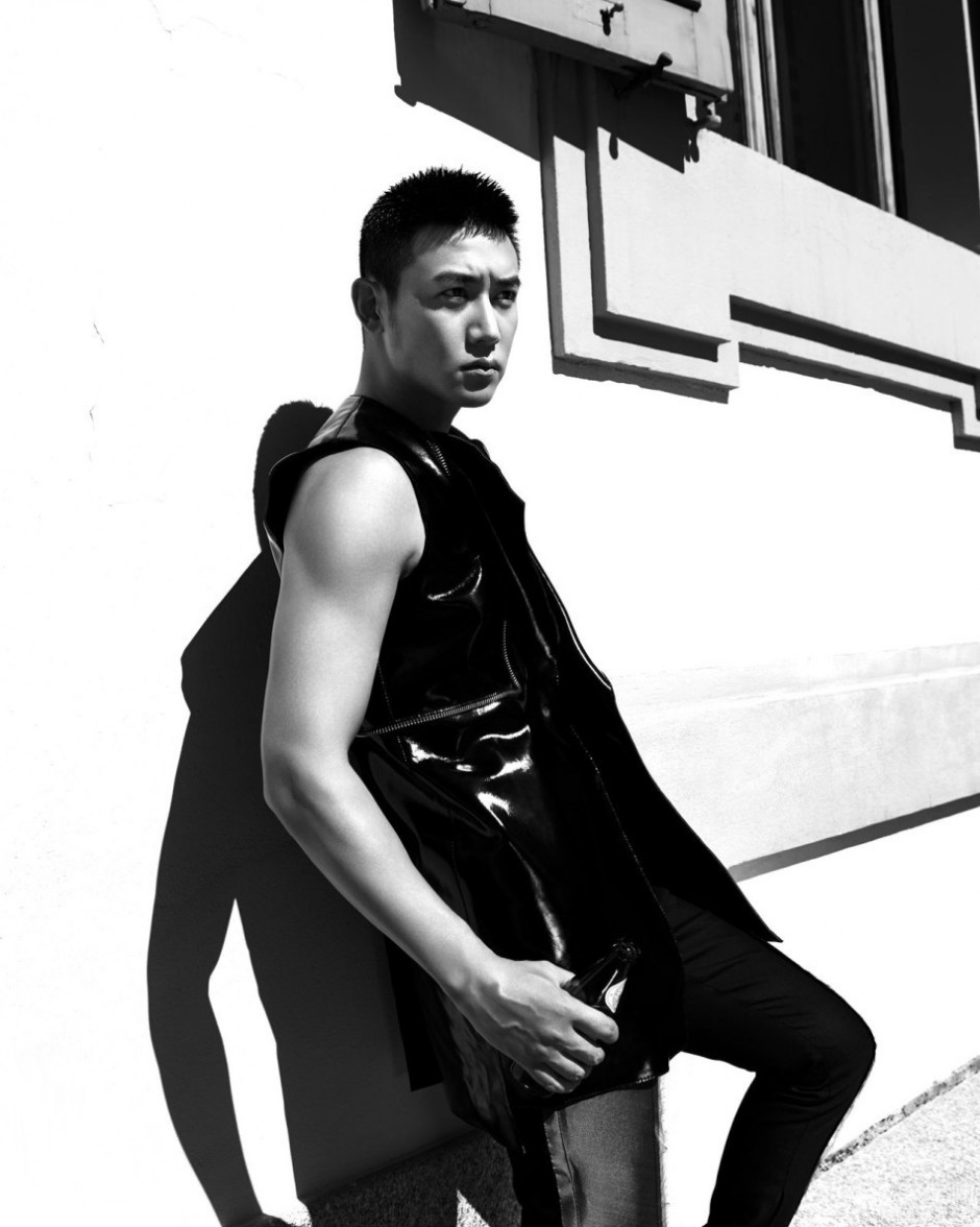 陆毅尽展冷峻气场十足街拍照