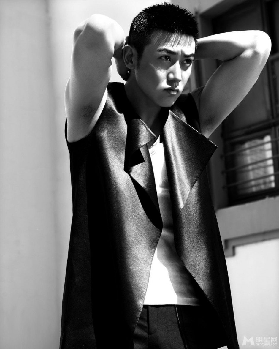 陆毅尽展冷峻气场十足街拍照