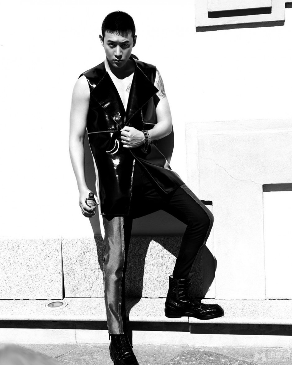 陆毅尽展冷峻气场十足街拍照