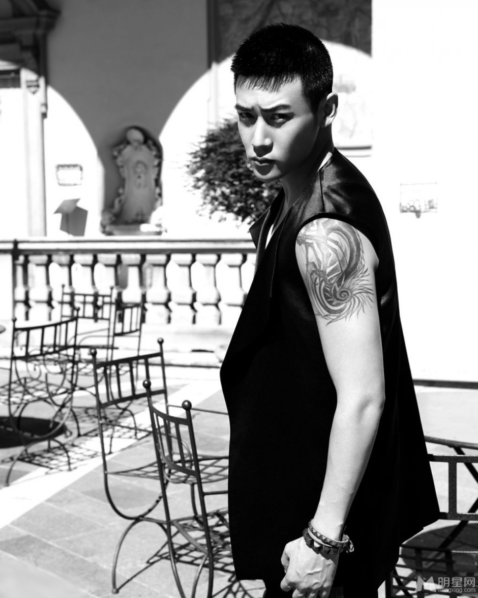 陆毅尽展冷峻气场十足街拍照