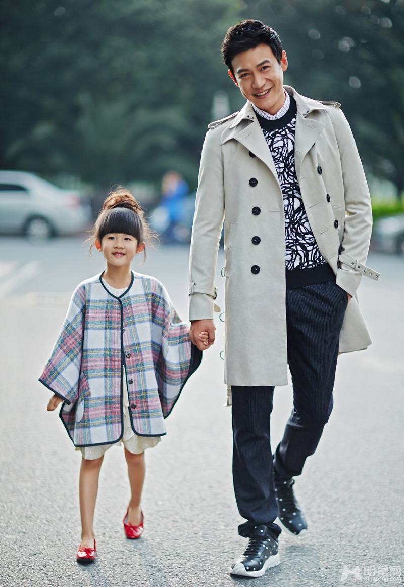 潮爸陆毅携爱女贝儿时尚街拍照