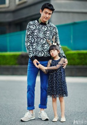潮爸陆毅携爱女贝儿时尚街拍照