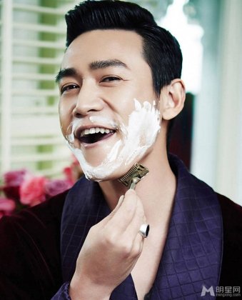 男神陆毅剃须四连拍家居写真照