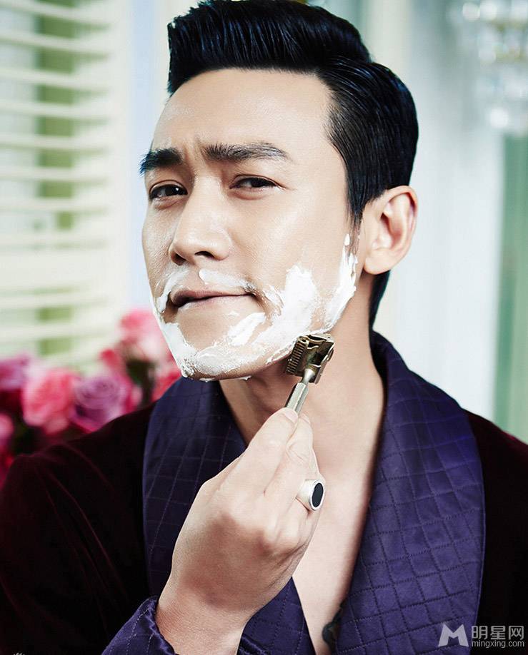 男神陆毅剃须四连拍家居写真照