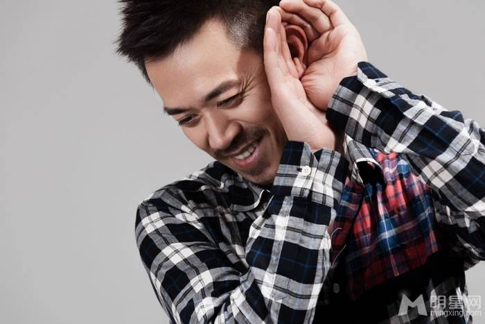 王学兵格子衫尽显休闲潮男形象