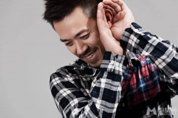 王学兵格子衫尽显休闲潮男形象