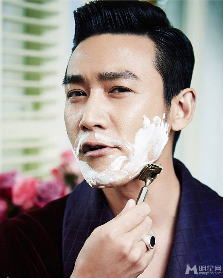 男神陆毅剃须四连拍家居写真照