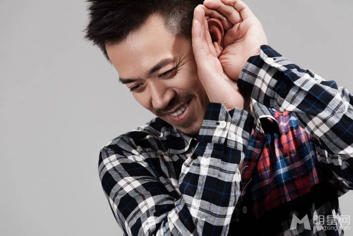 王学兵格子衫尽显休闲潮男形象