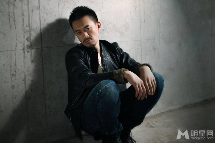 中国影视男演员王学兵散发成熟沉稳气质