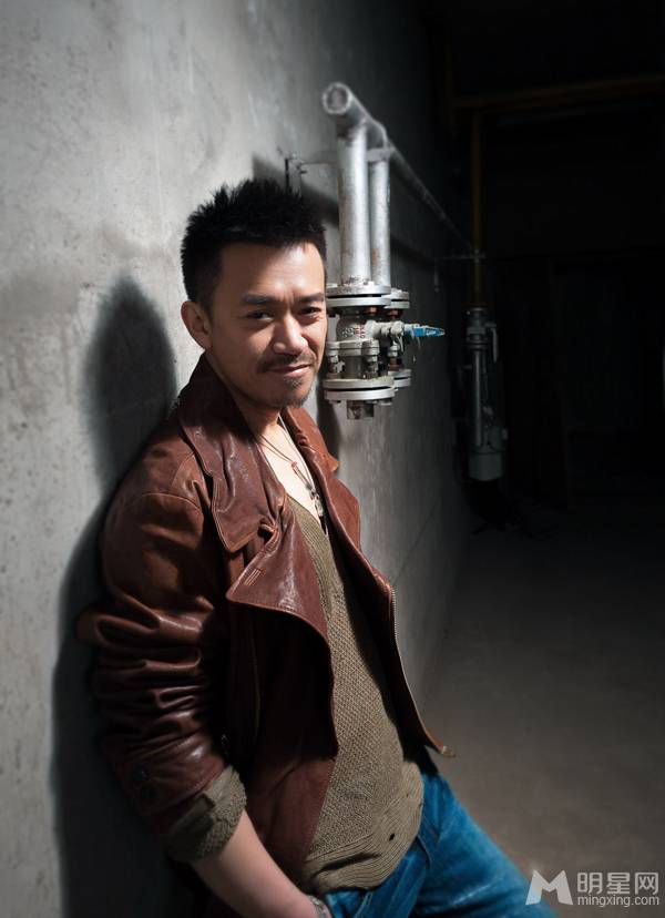 中国影视男演员王学兵散发成熟沉稳气质