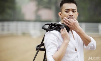 影视男演员王学兵马场帅气时尚写真集