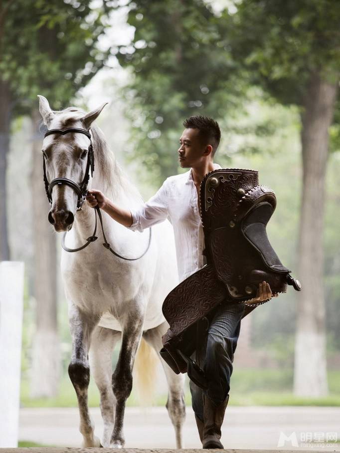 影视男演员王学兵马场帅气时尚写真集