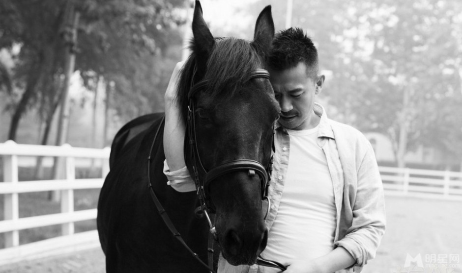 影视男演员王学兵马场帅气时尚写真集