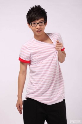 男歌手胡夏尽展时尚潮男形象写真