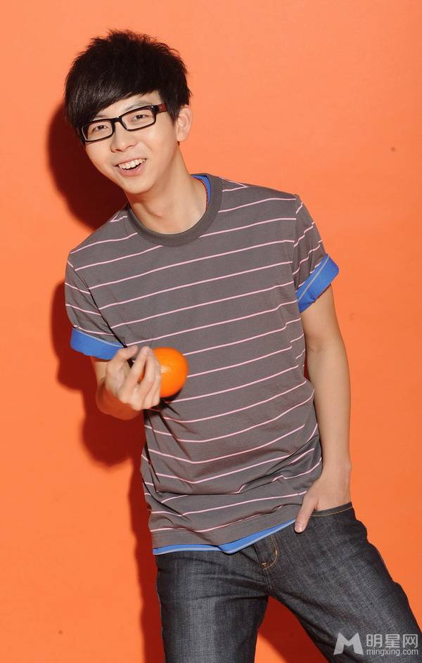 潮流明星男歌手胡夏做一个时尚的男人如此写真