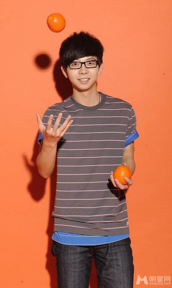 潮流明星男歌手胡夏做一个时尚的男人如此写真