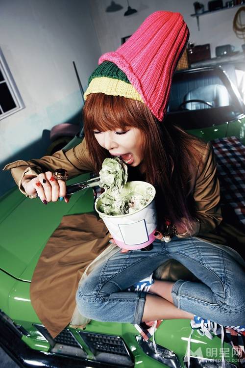 金泫雅展现可爱娇俏迷人美照