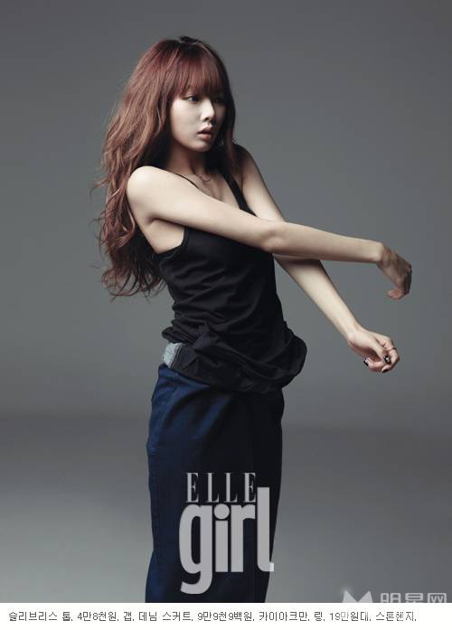 金泫雅紧身黑色短裙妩媚动人