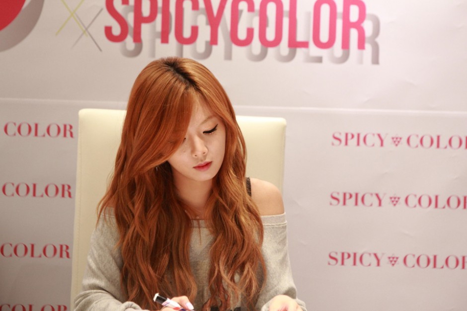 韩国女明星金泫雅亮相活动现场组图